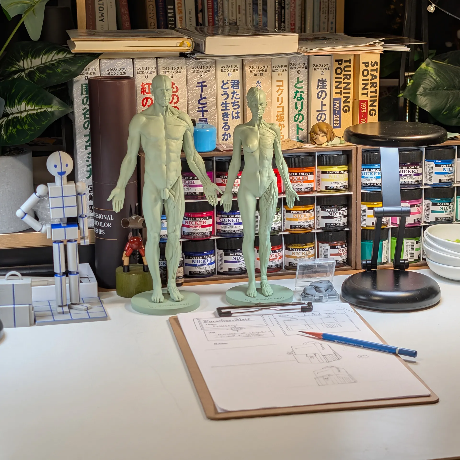 Zeichenplatz im Atelier von Max Berg mit Skizzen, Zeichenmodellen, Farben und Büchern