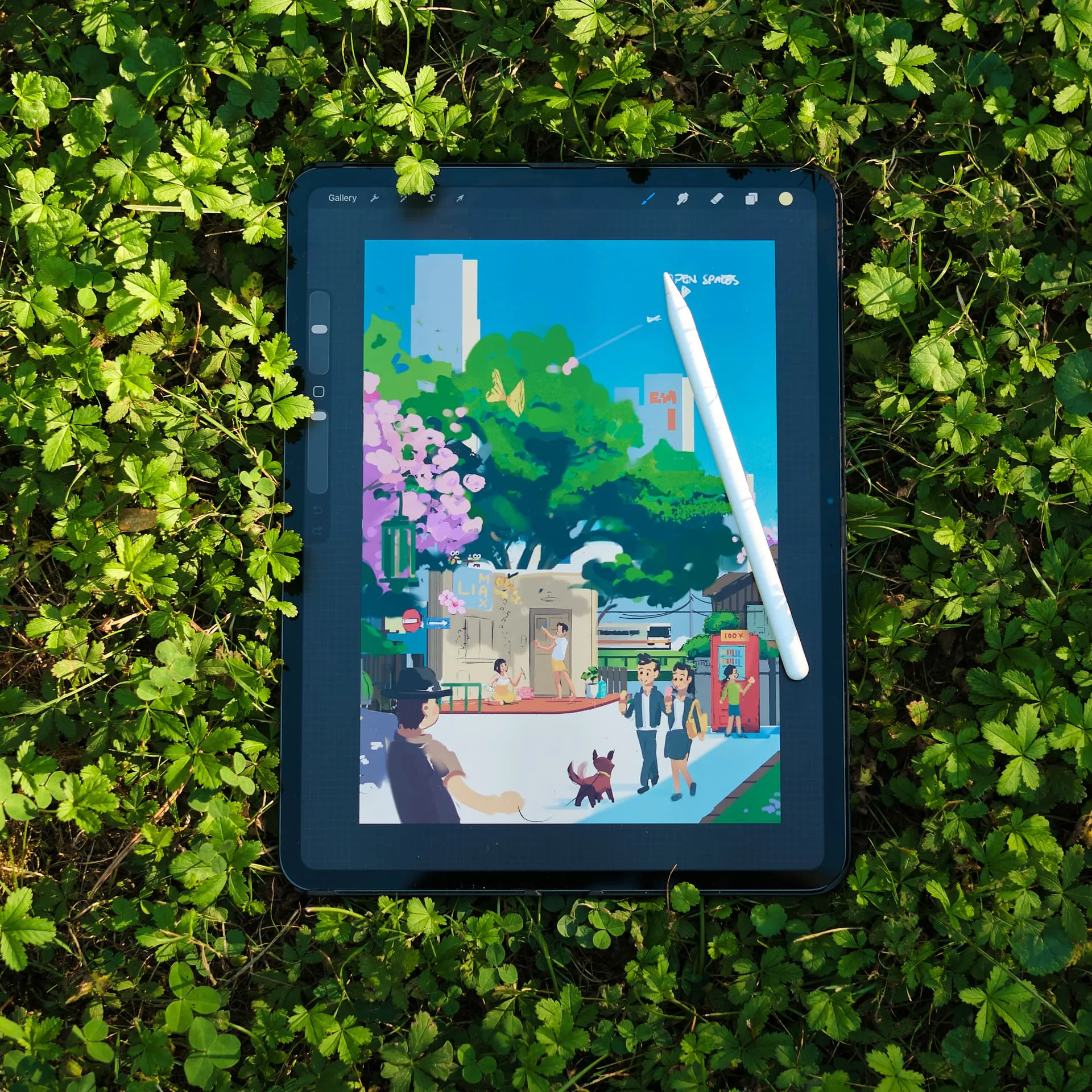 Tablet mit einer digitalen Zeichnung im Grünen