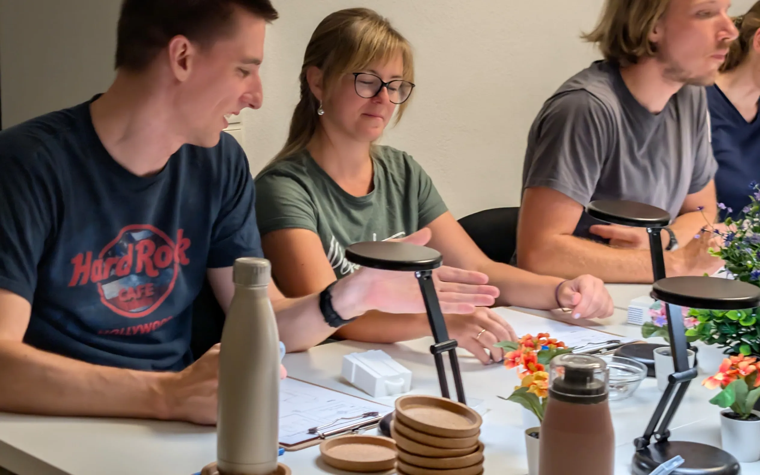 Kursteilnehmer:innen tauschen sich am Zeichentisch miteinander aus