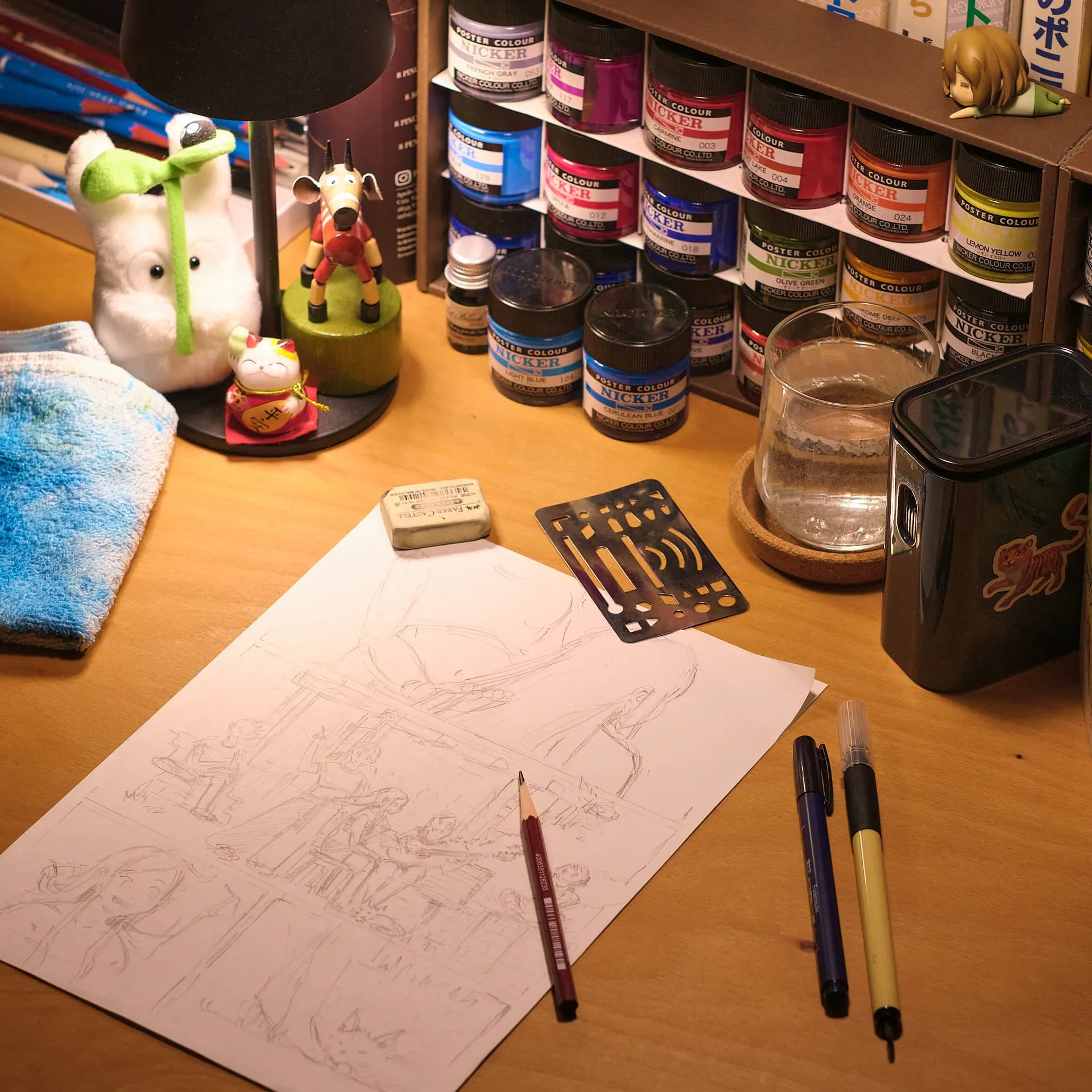 Papier, Bleistifte und traditionelles Zeichenmaterial